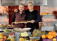 „Poţi să cânţi Mozart la butoi?” - Zoli Toth răspunde, duminica aceasta, la „Politică şi delicateţuri”