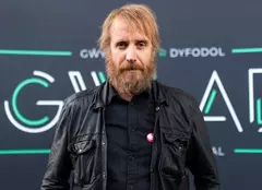 Rhys Ifans va fi Mâna Regelui în noul serial „House of the Dragon”