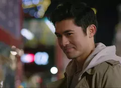 Henry Golding va juca în „Persuasiune”, noua ecranizare Netflix după Jane Austen