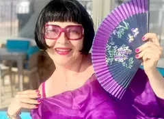 Neti Sandu se relaxează pe malul mării. Cu cine e în vacanță prezentatoarea horoscopului de la Pro TV