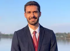 Primele imagini cu George Burcea din serialul Netflix „Wednesday”. Cum arată actorul în rolul valetului Lurch