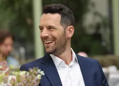 Ce se întâmplă în episodul de azi, 1 noiembrie, din serialul „Vlad”, sezonul 4. „Nu mi s-a mai întâmplat să cad pe spate din cauza unui bărbat”