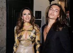 Elizabeth Hurley, ravisantă la brațul fiului ei de 19 ani. Cu ce se ocupă Damian