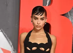 Zoë Kravitz își face debutul regizoral cu filmul „Clipește de două ori”. Logodnicul actriței face parte din distribuție. Dată de lansare, trailer