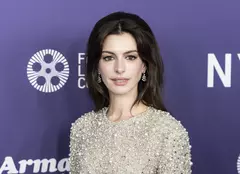 Anne Hathaway, reacție virală după un gol al echipei Arsenal. Ce a făcut actrița în timpul unui interviu