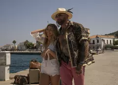 Knives Out 2. Ce ne-au povestit Dave Bautista și Madelyn Cline despre noul mister din Grecia