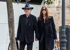 Monica Belluci și Tim Burton, gesturi de afecțiune în plină stradă. Cum au fost surprinși de paparazzi italieni