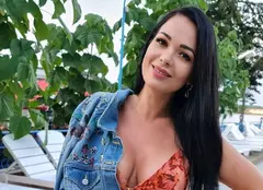 Deea Maxer ar avea un nou iubit. Fosta soție a lui Dinu Maxer radiază de fericire. „Am fost așteptată cu flori”