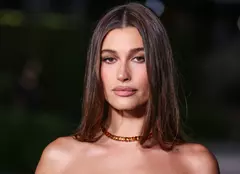 Hailey Bieber spune că acest an i-a adus „unele dintre cele mai triste și grele momente”. A avut un conflict cu Selena Gomez
