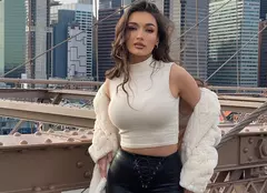 Viviana Sposub, în cea mai îndrăzneață ținută. Fosta prezentatoare a furat toate privirile la o petrecere pe plajă