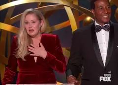 Christina Applegate, ovaționată la Premiile Emmy. Actrița și-a făcut apariția în baston și a izbucnit în lacrimi