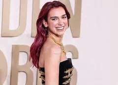 Dua Lipa, probleme serioase la Globurile de Aur 2024 din cauza rochiei. Imaginile care au devenit virale