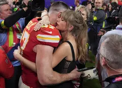 Taylor Swift a sărit în brațele iubitului ei, după victoria lui de la Super Bowl. Momente tandre între artistă și Travis Kelse, pe teren 