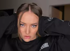 Delia, apariție rară. S-a îmbrăcat în rochie, dar tot a fost criticată. „Zici că ești vrăjitoare”