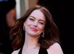 Emma Stone și Yorgos Lanthimos continuă colaborarea de succes. Filmul „Bugonia” ajunge în cinematografele din țară