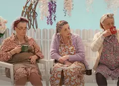 Gaițele comentează Bridgerton! Maia Morgenstern, Carmen Tănase și Adriana Trandafir formează Radio Șanț pentru Netflix