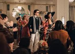 Cum a ajuns Karl Lagerfeld „împăratul modei”. Miniseria „Becoming Karl Lagerfeld” este disponibilă la Disney+. Dată de lansare