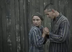 Care au fost provocările extraordinarului serial „Tatuatorul de la Auschwitz”, difuzat de SkyShowtime din 7 iunie