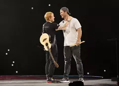 Chris Hemsworth, apariție de senzație în concertul lui Ed Sheeran de la București. Actorul din „Thor” a fost toboșar, pe scenă