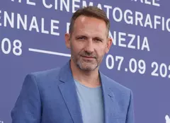 Filmul „Anul Nou care n-a fost” triumfă la Veneția. Regizorul Bogdan Mureșanu: „Am vrut să construiesc o lume întreagă” | Interviu exclusiv