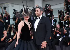 Doamna în negru! Lady Gaga, apariție spectaculoasă alături de logodnicul său la Festivalul de film de la Veneția