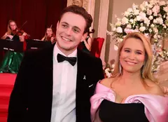 Aris Eram, cadou emoționant pentru mama sa de 8 Martie. Andreea Esca cu greu și-a putut stăpâni lacrimile