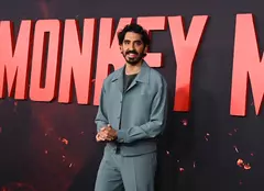 Ce știm despre „Omul-maimuță”, povestea regizată de Dev Patel. Unde poate fi văzut filmul