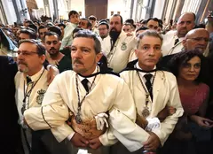 Imagini rare cu Antonio Banderas. În haine monahale, actorul a deschis procesiunile din Malaga în Săptămâna Sfântă