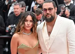 Jason Momoa și Adria Arjona, apariție spectaculoasă la Cannes 2025. Gesturi tandre pe covorul roșu