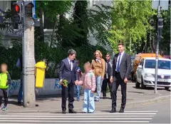 Nicușor Dan, surprins de mână cu fetița lui. A dus-o pe Aheea la școală, la o zi după ce a devenit președinte
