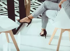 Sandalele cu toc mic subțire: confort și eleganță