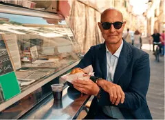 Stanley Tucci dezvăluie secretele culinare ale Italiei în noua serie „Tucci în Italia” la National Geographic