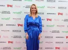 Cum a apărut Andreea Esca la petrecerea VIVA!. A ales o rochie lungă din satin albastru