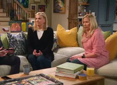 „Leanne”, noul sitcom Netflix produs de Chuck Lorre. O comedie despre viața după 50 de ani