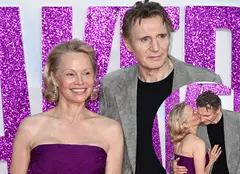 Liam Neeson, despre filmările cu Pamela Anderson: „Nu mai suport! Atmosfera e prea fierbinte pentru mine!” – Scenele intime din The Naked Gun