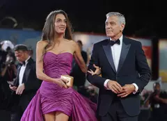 Amal a furat toate privirile la Festivalul de Film de la Veneția. Soția lui George Clooney, o nouă lecție de stil și eleganță