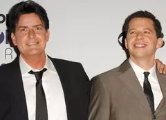 Charlie Sheen versus Jon Cryer: haos, bani și regretele din culisele „Doi bărbați și jumătate”. Jon nu vrea să mai audă de fostul coleg