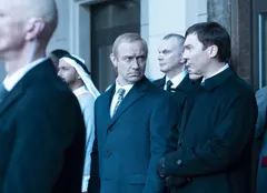 Jude Law a fost ovaționat 10 minute la Veneția pentru interpretarea lui Putin din „The Wizard of the Kremlin”. Pelicula i-a cucerit pe critici
