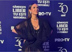 Adela Popescu a surprins cu o rochie inedită la gala Pro TV: „Nu ți-ai pus și tu ceva mai decent”. Ce ținută a purtat soția lui Radu Vâlcan