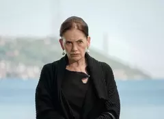 Povestea nespusă a lui Nur Sürer, actrița care emoționează România în „Fata de la fereastră”. A avut o copilărie săracă. Unde a lucrat înainte de a deveni cunoscută