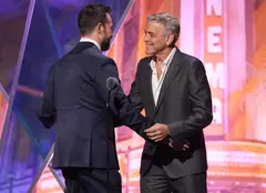 Reuniune legendară după 30 de ani: de la „Spitalul de Urgență” la premiile Globurile de Aur 2026. George Clooney și Noah Wyle s-au îmbrățișat pe covorul roșu
