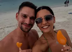 Vlad și Oana Gherman, fotografii tandre în costume de baie sub o cascadă. Actorii, în vacanță în Indonezia