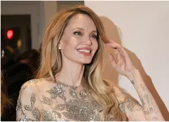 Angelina Jolie, apariție fără sutien pe covorul roșu. Detaliul strategic care a transformat o rochie transparentă în artă pură