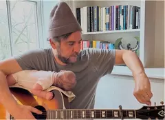 Josh Radnor din „Cum am cunoscut-o pe mama voastră”, tată la 51 de ani! Prima imagine cu bebelușul actorului
