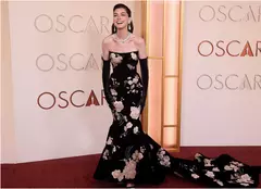 Gafe vestimentare la Oscar 2026. Timothée Chalamet, aspru criticat pentru look-ul „neglijent”, iar Anne Hathaway a șocat cu accesoriile alese