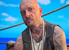 Cătălin Bordea, de nerecunoscut în urmă cu 21 de ani! Cum arăta actorul cu părul lung în „La Bloc” și fără niciun tatuaj pe corp