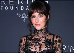 Dakota Johnson, apariție incendiară la masa de biliard! A pozat topless pe pian, iar detaliul din noul pictorial a făcut furori printre fani. „Este eliberator!”