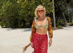 Loredana Groza, apariție incendiară în Maldive. Suma uriașă pe care a plătit-o artista pentru o simplă fustă de plajă