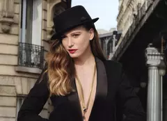 Serenay Sarikaya, apariție incendiară într-un sacou cu decolteu adânc. Detaliul care i-a înnebunit pe fanii cunoscutei actrițe
