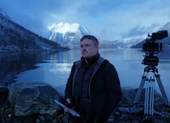 Cristian Mungiu revine la Cannes 2026: Totul despre „Fjord”, filmul care îi aduce împreună pe Sebastian Stan și Renate Reinsve